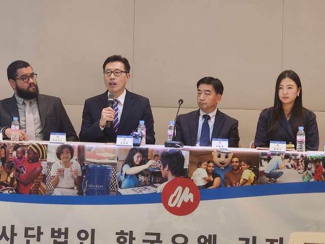 조은태(왼쪽 두 번째) 한국오엠 대표가 9일 기자간담회에서 선교선 사역의 참여를 독려하고 있다.
