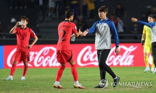 8일(현지시간) 오후 아르헨티나 라플라타 스타디움에서 열린 U-20 월드컵 4강전 이탈리아와의 경기에서 1-2로 패한 한국팀의 김은중 감독이 선수들을 격려하고 있다. [연합뉴스]