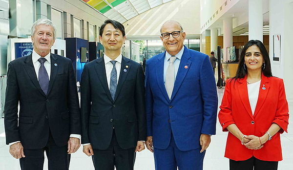 Trade Minister Ahn Duk-geun, second from left, and the three founding members pose for a photo. [Photo provided by Ministry of Trade]