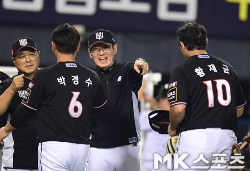 이강철 KT감독의 얼굴에도 미소가 생기기 시작했다. 사진=김재현 기자