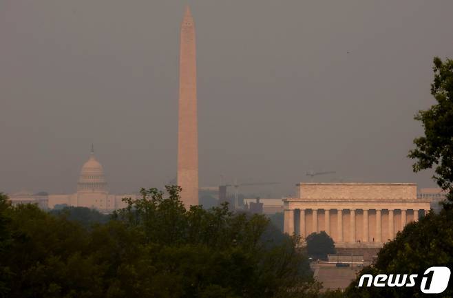 (워싱턴DC 로이터=뉴스1) 정윤미 기자 = 7일(현지시간) 캐나다 대형 산불 여파로 뿌옇게 흐려진 미국 워싱턴DC. 2023.6.7  ⓒ 로이터=뉴스1  Copyright (C) 뉴스1. All rights reserved. 무단 전재 및 재배포 금지.