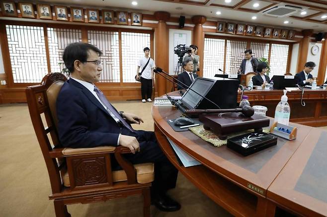 [과천=뉴시스] 조성우 기자 = 노태악 중앙선거관리위원회 위원장이 9일 오후 경기도 과천시 중앙선거관리위원회에서 열린 고위직 간부 자녀 특혜 채용 의혹 관련 위원회의를 주재하고 있다. 2023.06.09.