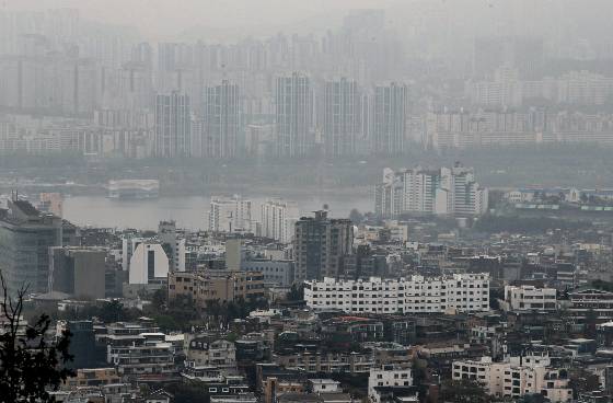 9일 경·공매 데이터 전문기업 '지지옥션'은 '2023년 5월 경매동향보고서'를 통해 지난달 전국 아파트 경매 진행 건수는 2230건, 낙찰률은 지난 4월(39.7%) 대비 8.1%포인트(p) 낮아진 31.6%로 집계됐다고 밝혔다. 정부의 부동산 시장 규제 완화책 시행에 대한 기대로 서울 강남3구(강남·서초·송파)에 매수 희망자들이 몰리며 서울 지역 낙찰률은 큰 폭으로 올랐다./사진=뉴시스