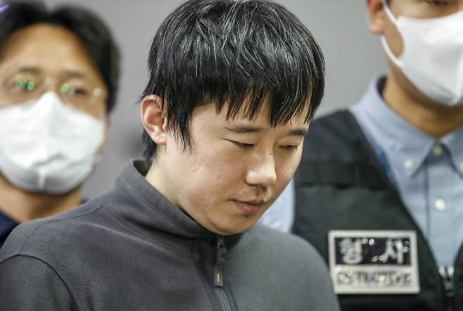 신당역 살해 피의자 전주환이 남대문경찰서에서 검찰로 이송되고 있다. [연합]