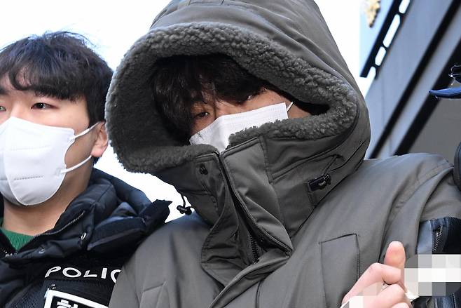 경기도 고양시 일산동부경찰서에서 동거녀와 택시 기사를 살해한 혐의로 구속된 이기영(31)이 검찰로 이송되고 있다. [연합]