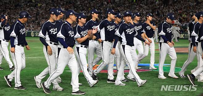 [도쿄=뉴시스] 김선웅 기자 = 10일 일본 도쿄돔에서 열린 월드 베이스볼 클래식(WBC) 2023 B조 일본과 대한민국의 경기, 한국 대표팀이 그라운드에서 팀 소개를 마친 뒤 덕아웃으로 향하고 있다. 2023.03.10. mangusta@newsis.com