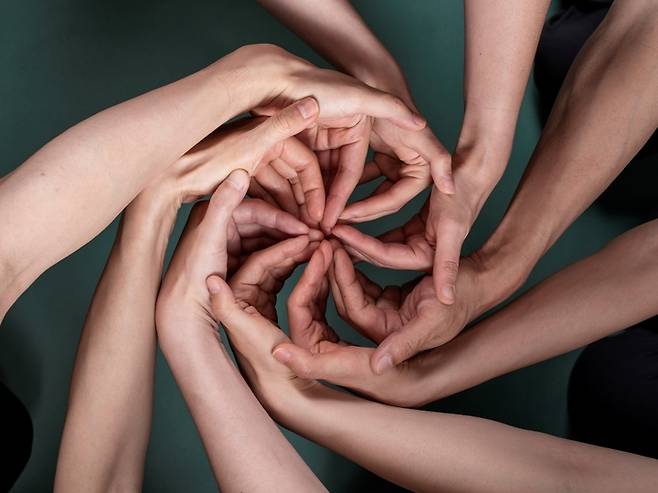 [서울=뉴시스]연극 '너의 왼손이 나의 왼손과 그의 왼손을 잡을 때'. (사진=두산아트센터 제공) 2023.06.09. photo@newsis.com *재판매 및 DB 금지