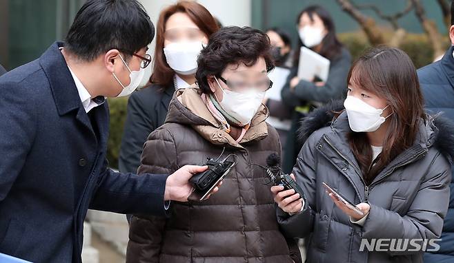 [서울=뉴시스] 이영환 기자 = 최은순씨가 서울고법에서 열린 항소심 선고공판에서 무죄를 선고받았다. 2022.01.25. 20hwan@newsis.com