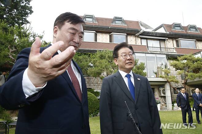 [서울=뉴시스] 국회사진기자단 = 더불어민주당 이재명 대표가 8일 오후 서울 성북구 중국대사관저를 방문해 싱하이밍 주한중국대사와 관저를 둘러보고 있다. 이날 이 대표와 싱 대사는 일본 '후쿠시마 오염수 해양 방류' 저지를 위한 공동대책 마련 방안, 양국 간 경제협력 및 공공외교 강화 등에 대해 논의했다. 2023.06.08 photo@newsis.com