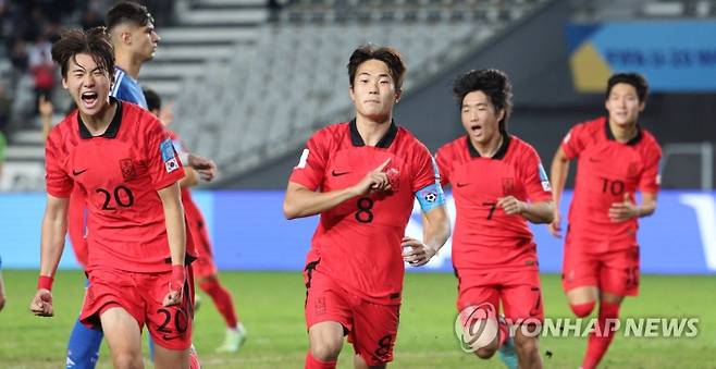 8일(현지시간) 오후 아르헨티나 라플라타 스타디움에서 열린 2023 국제축구연맹(FIFA) 20세 이하(U-20) 월드컵 4강전 한국과 이탈리아의 경기. 한국 이승원이 동점골을 넣고 팀동료와 환호하고 있다.