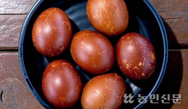 약한 불에서 오랫동안 삶은 달걀은 전남 담양 국수거리에서 맛볼 수 있는 별미다. 국수가 나오기 전 허기를 달래기 좋다.