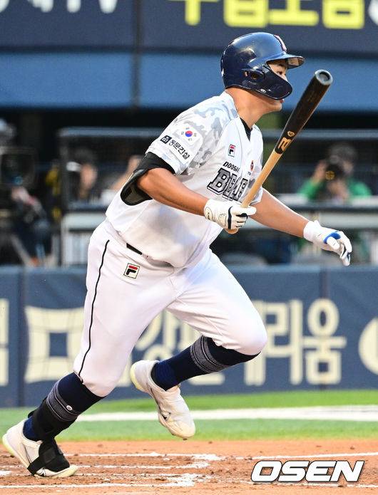 [OSEN=잠실, 조은정 기자]8일 잠실구장에서 2023 신한은행 SOL KBO리그 두산 베어스와 한화 이글스의 경기가 열렸다.2회말 1사 1,2루 두산 홍성호가 선취 1타점 적시타를 날리고 있다. 2023.06.08 /cej@osen.co.kr