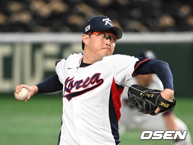 [OSEN=도쿄(일본), 손용호 기자] 이강철 감독이 이끄는 대한민국 대표팀이 12일 오후 일본 도쿄돔에서 2023 월드베이스볼클래식(WBC) B조 1라운드 3차전 체코와의 경기를 가졌다.1회초 무사에서 한국 선발투수 박세웅이 역투하고 있다. 2023.03.12 /spjj@osen.co.kr