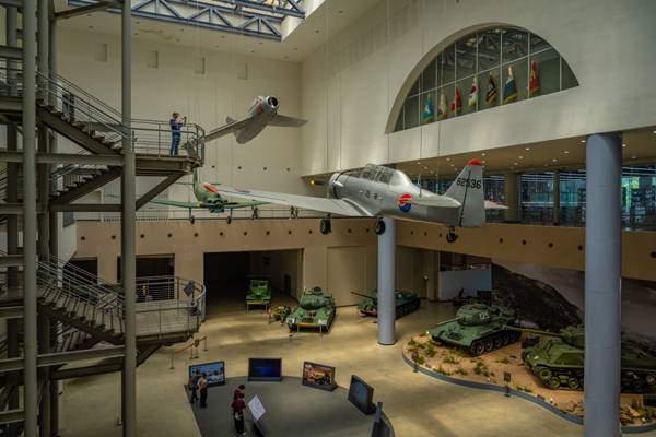 한국전쟁 당시 사용되었던 다양한 군사 무기 전시