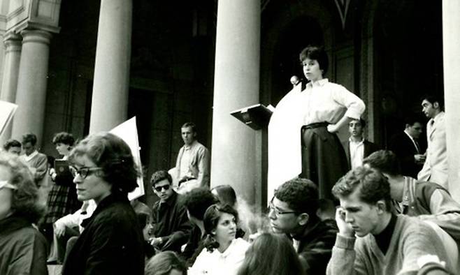 1963년 미국 위스콘신 대학에서 베트남전 반대 시위 현장의 조앤 W 스콧. 스콧은 이와 같은 저항운동과 여성운동에 참여하며 여성사학자로 거듭났다. 사진작가 클라크 키신저, 후마니타스 제공