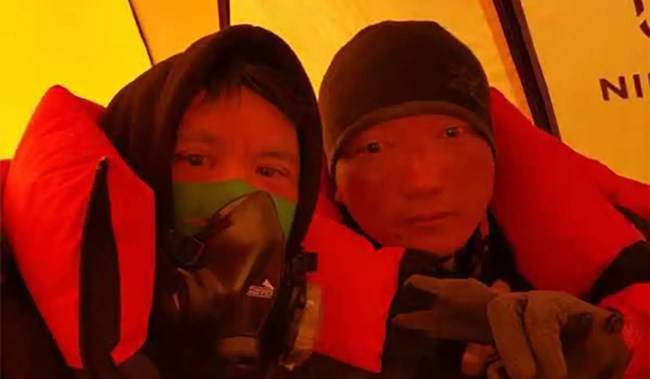 여성 산악인을 구조한 판 씨와 씨에 씨의 모습