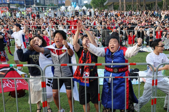 2023 국제축구연맹(FIFA) 20세 이하(U-20) 월드컵 4강전 한국과 이탈리아의 경기가 열린 9일 오전 서울 종로구 광화문광장에서 이승원이 동점골을 넣자 축구팬들이 환호하고 있다. 2023.6.9 연합뉴스