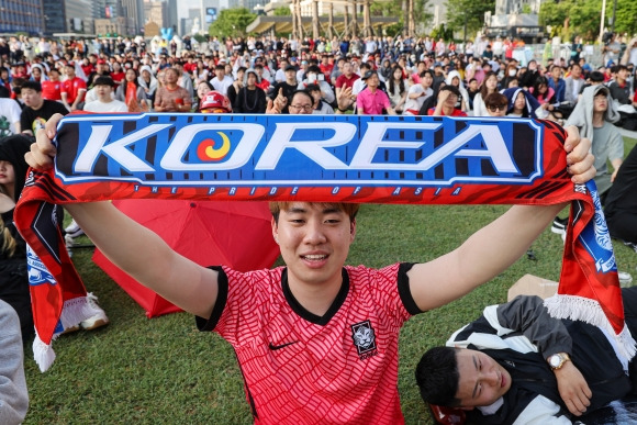 2023 국제축구연맹(FIFA) 20세 이하(U-20) 월드컵 4강전 한국과 이탈리아의 경기가 열린 9일 오전 서울 종로구 광화문광장에서 축구팬들이 국가대표팀을 응원하고 있다. 2023.6.9 연합뉴스