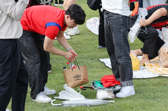 경기 끝, 정리하는 축구팬들 - 2023 국제축구연맹(FIFA) 20세 이하(U-20) 월드컵 4강전 한국과 이탈리아의 경기가 열린 9일 오전 서울 종로구 광화문광장에서 거리 응원을 펼친 축구팬들이 자리를 정리하고 있다. 2023.6.9 연합뉴스