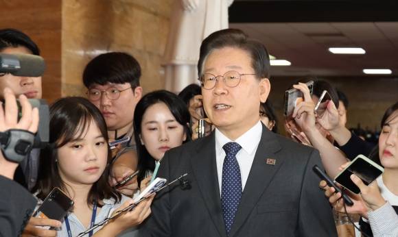 취재진 질문에 답하는 이재명 대표 - 더불어민주당 이재명 대표가 9일 오전 서울 여의도 국회에서 확대간부회의를 마치고 이동하며 취재진의 질문에 답하고 있다. 연합뉴스
