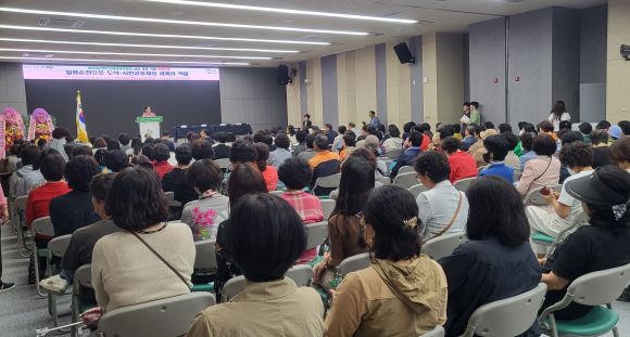 김윤아 순천시여성단체협의회장이 포럼에 앞서 인사말을 하고 있다.