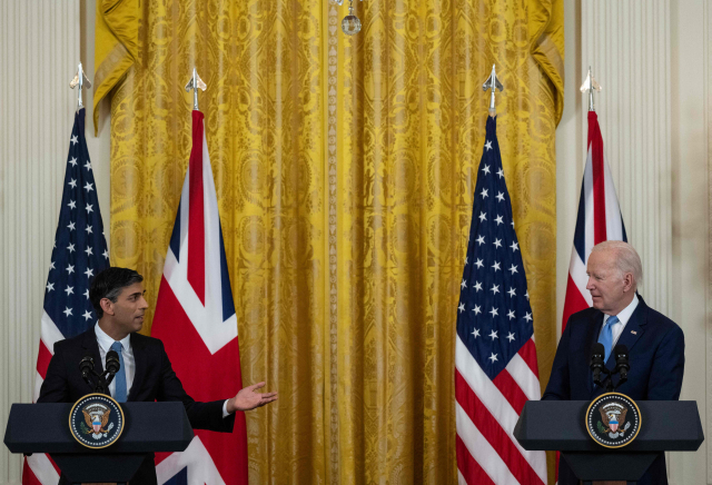 조 바이든 미국 대통령과 리시 수낵 영국 총리가 8일(현지시간) 워싱턴DC 백악관 이스트룸에서 공동 기자회견을 하고 있다./AFP연합뉴스