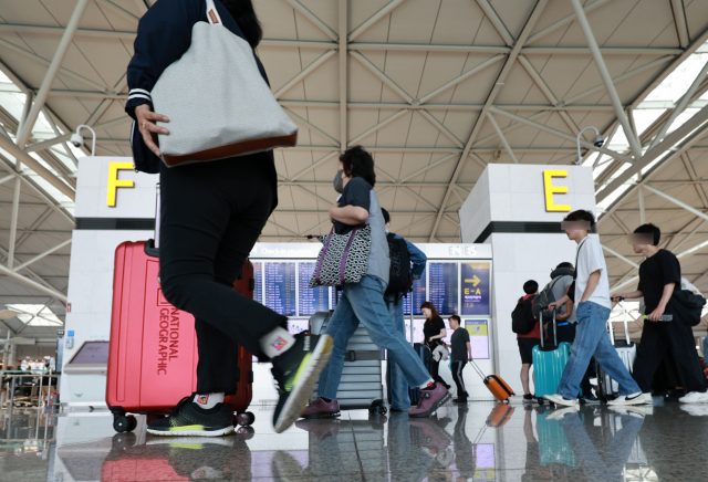 2일 오후 인천국제공항 제1여객터미널에서 출국 인파가 오가고 있다. 연합뉴스