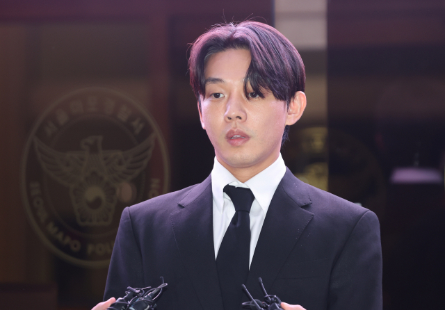 마약 투약 혐의를 받고 있는 배우 유아인이 지난 5월 24일 구속영장이 기각된 뒤 서울 마포경찰서를 나서고 있다. 연합뉴스