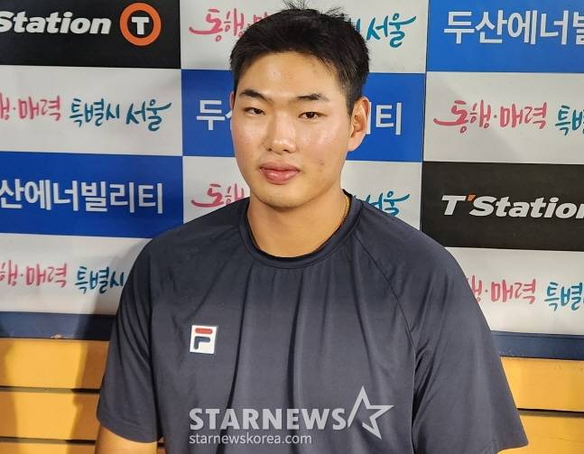 두산 홍성호가 8일 한화전 승리 후 취재진과 인터뷰를 하고 있다. /사진=안호근 기자