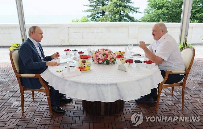 회담하는 러시아·벨라루스 정상 (AFP=연합뉴스) 블라디미르 푸틴(왼쪽) 러시아 대통령이 알렉산드르 루카셴코(오른쪽) 벨라루스 대통령을 러시아 소치에서 만나 이야기를 나누고 있다. photo@yna.co.kr 2023. 6. 9