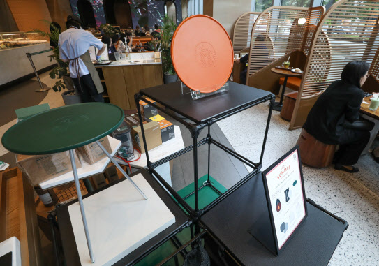 지난달 31일 서울시내 한 스타벅스 매장에 진열된 사이드 테이블과 팬 엔 플레이트 상품의 모습(사진=뉴시스)
