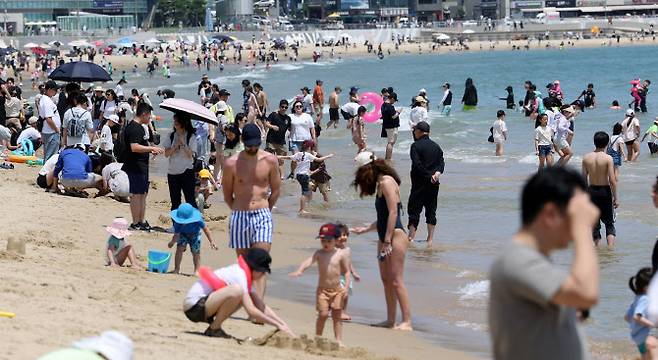 4일 오후 부산 해운대구 해운대해수욕장이 부분개장 후 첫 주말을 맞아 붐비고 있다. (사진=연합뉴스)