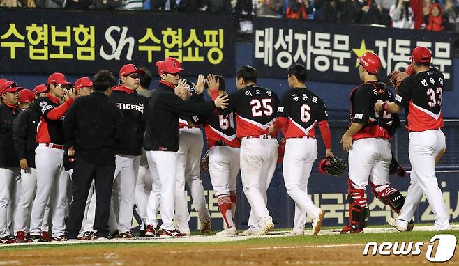 28일 서울 송파구 잠실야구장에서 열린 프로야구 '2023 신한은행 SOL KBO리그' LG와 KIA의 경기에서 연장 11회까지 이어지는 승부에서 4대3으로 승리한 기아 김종국 감독이 선수들과 인사를 나누고 있다. 2023.4.28/뉴스1 ⓒ News1 박세연 기자