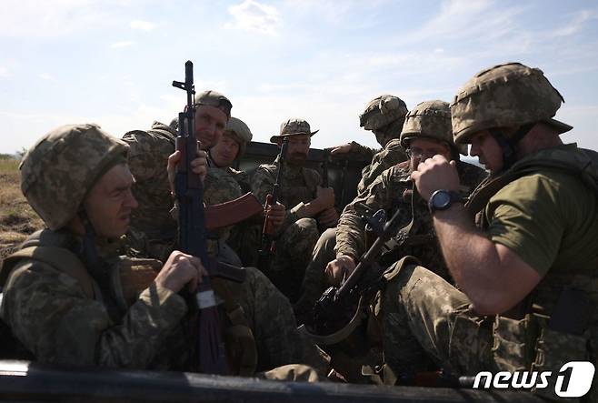 8일(현지시간) 우크라이나 군인들이 도네츠크 지역 최전선 인근에서 군사 훈련에 참여하고 있다. 2023.06.08/뉴스1 ⓒ AFP=뉴스1 ⓒ News1 김민수 기자