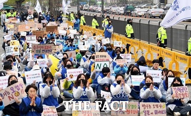 후쿠시마 원전 오염수 안전성 검증을 철저히 해야 한다는 여론이 모이고 있다. 지난 4월 한국YWCA연합회 소속 활동가들이 서울 용산 대통령 집무실 앞에서 후쿠시마 오염수 방류 저지를 촉구하는 모습. /이새롬 기자
