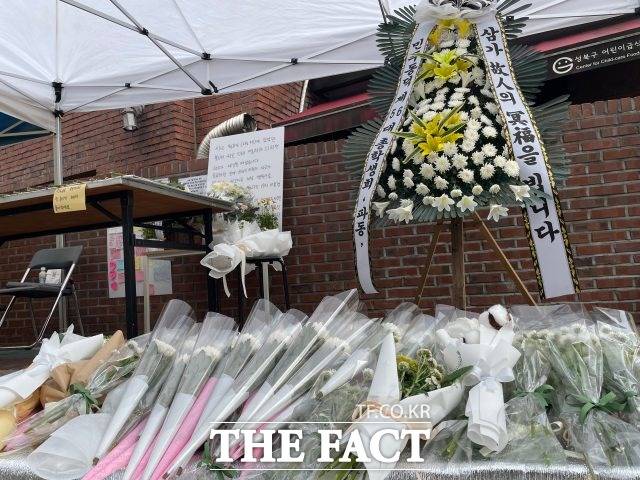 8일 찾은 동덕여자대학교 캠퍼스는 지난 5일 발생한 교통사고로 사망한 양모 씨를 추모하는 학생들로 가득했다. 동덕여대 학생들은 사고 현장에 설치된 분향소에서 헌화하고 양씨를 추모하는 메세지를 남겼다. /이장원 인턴기자