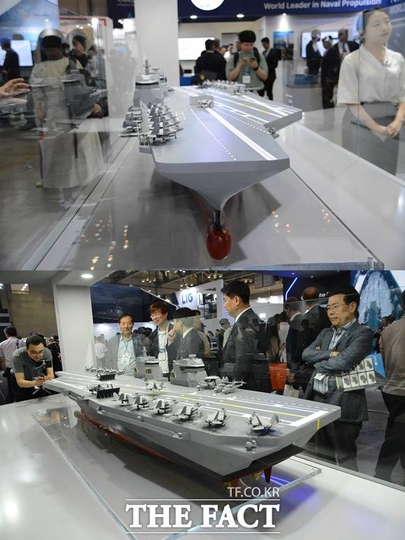 HD현대중공업이 공개한 한국형 항공모함 모형의 정면과 측후면 모습. 수직이착륙 방식 대신 강제이착함(CATOBAR) 방식 운용이 가능하도록 고안됐으며, 전자식 사출장치(EMALS)와 차세대 강제착함장치(AAG)를 적용해 국내 개발 함재기(KF-21N)를 탑재할 수 있다. /김태환 기자