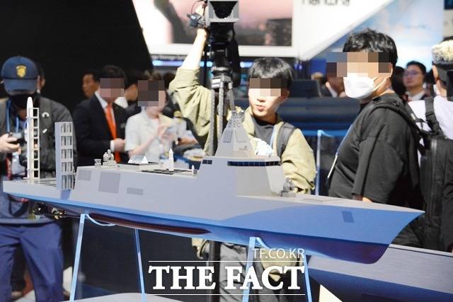 한화오션이 설계하고 있는 합동화력함의 모형. 배수량 5000톤급으로 다수의 수직발사대를 설치한다. 합동화력함이 실전배치되면 적이 육상 기지를 선제타격해도 해상에서 강력한 화력으로 반격할 수 있게 된다. /김태환 기자
