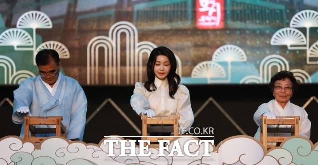 김건희 여사가 제33회 한산모시문화제 개막식에서 모시 베틀 퍼포먼스를 하고 있다. /대통령실