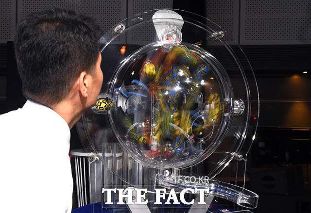 동행복권 직원이 생방송에 앞서 테스트 공으로 추첨기 '비너스'의 작동 시험을 하고 있다.