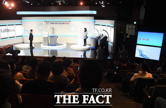 복권방송 추첨의 공정성과 투명성을 알리기 위해 열린 이번 공개 생방송.