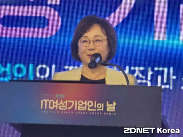 박현주 IT여성기업인협회장이 지난해 열린 행사에서 인사말을 하고 있다.