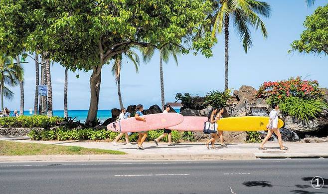 ①하와이 와이키키에서 관광객들이 서핑 보드를 들고 해변으로 향하고 있다./@bongtographer_
