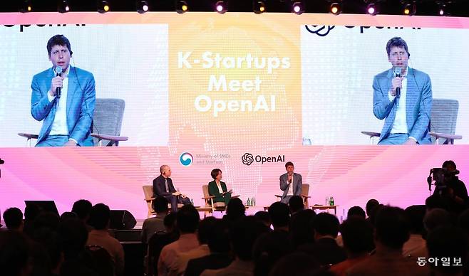 한국을 방문 중인 샘 올트먼, 그레그 브로크먼 오픈AI 공동창업자가 9일 서울 영등포구 여의도동 63빌딩에서 이영 중소벤처기업부 
장관 주재로 스타트업 인사들과 간담회를 갖고 있다. 이날 한국을 처음 방문한 올트먼 최고경영자(CEO)는 국내 스타트업과 반도체 
생태계에 큰 관심을 표시했다. 신원건 기자 laputa@donga.com