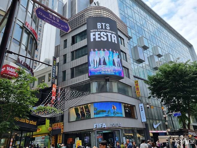 3일 오후 서울 중구 명동길의 한 건물 외벽 전광판에 BTS 데뷔 10주년 행사를 알리는 옥외 광고가 등장했다. 주현우 기자 woojoo@donga.com