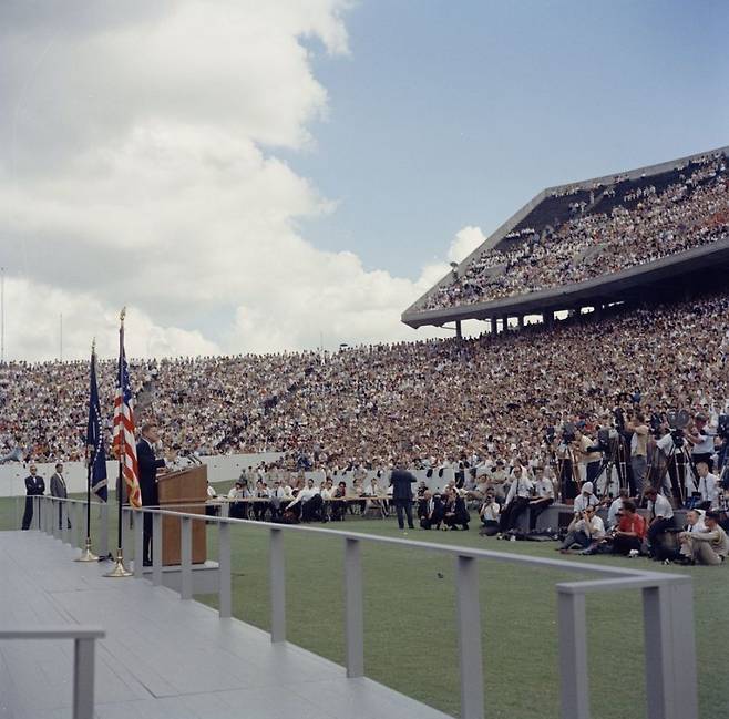 1962년 존 F 케네디 대통령이 텍사스 라이스대 미식축구 스타디움에서 연설하는 모습. 존 F 케네디 대통령 도서관 홈페이지