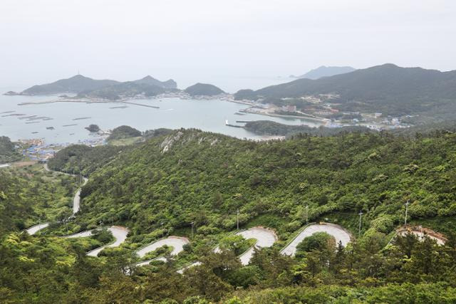 상라산전망대에 오르면 열두 굽이 도로 뒤편으로 흑산항이 있는 예리마을이 보인다. ⓒ박준규