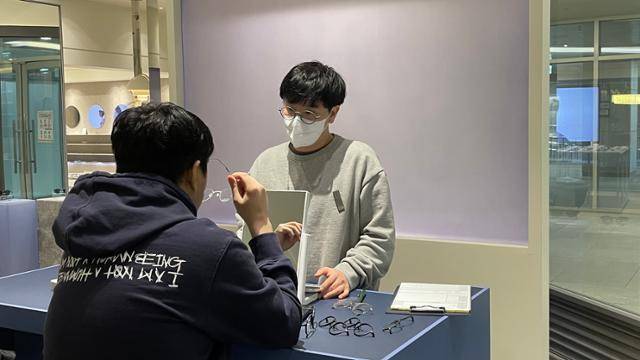경기 성남시의 브리즘 매장에서 우현승 안경사가 방문자와 상담을 하고 있다. 이가흔 인턴기자