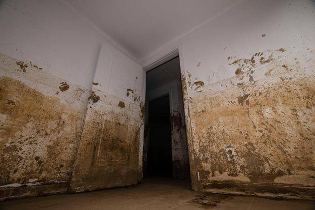 지난해 폭우 당시 침수된 서울 동작구의 한 반지하 주택에 이달 1일까지도 흙탕물 얼룩과 마른 흙이 곳곳에 남아 있다. 이한호 기자