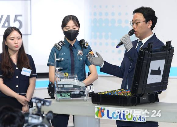 10일 오후 서울 마포구 상암동 MBC 골든마우스홀에서 열린 '대국민 로또6/45 추첨 공개방송'을 앞두고 경찰관 입회 하에 방송에 사용될 추첨볼 규격을 점검하고 있다. 추첨볼 기준 무게는 약 4g, 둘레는 44.5mm로 계측기를 이용해 볼을 검수한다. [사진=정소희 기자]